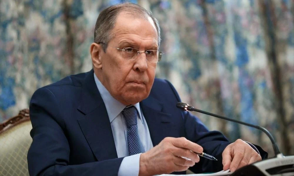 Λαβρόφ: "Η Δύση πρέπει να σταματήσει να ενδίδει στη στρατιωτική διάθεση του Κιέβου"